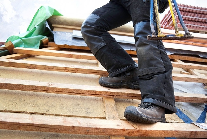 اهمیت استفاده از کفش ایمنی در ساختمان