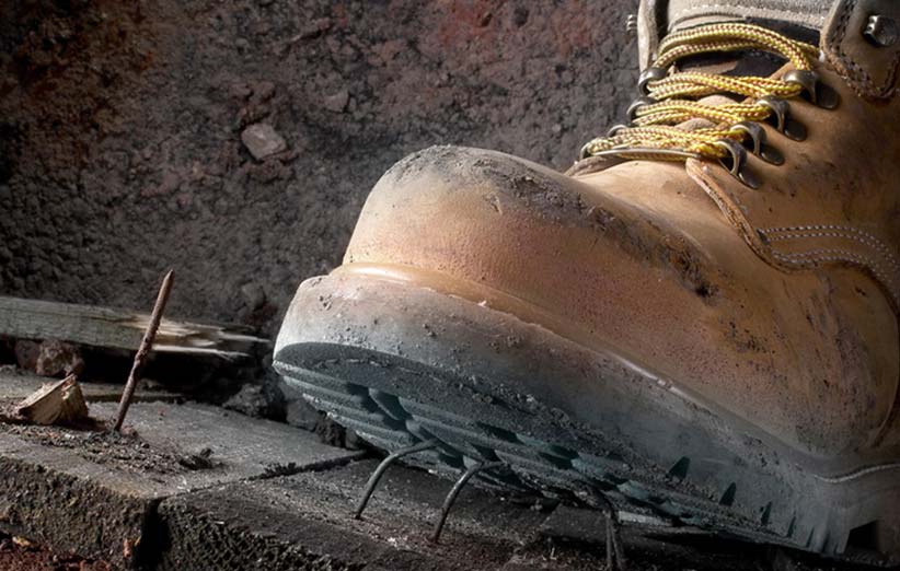 کفش ایمنی پا را از چه خطراتی محافظت می کند